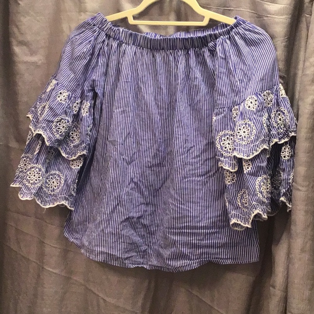 Woman’s cropped shirt